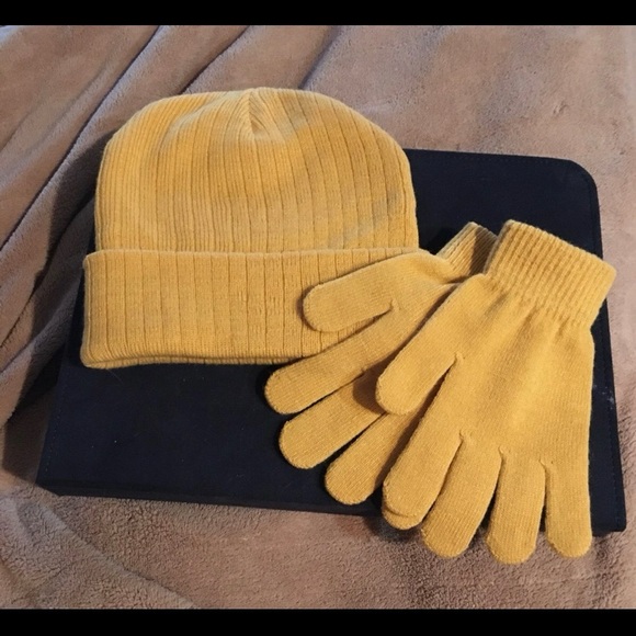 Time & Tru two piece accessory set - gloves and beanie hat  NWOT - Picture 1 of 1